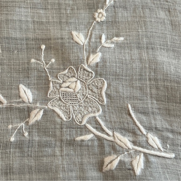 Large 30x32 white embroidered w cutout center fine linen table centerpiece Vtg - Picture 3 of 11